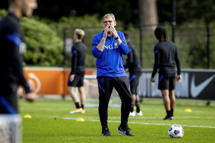 Caretaker boss Dwight Lodeweges says his Netherlands charges need a "charismatic" coach to follow Ronald Koeman