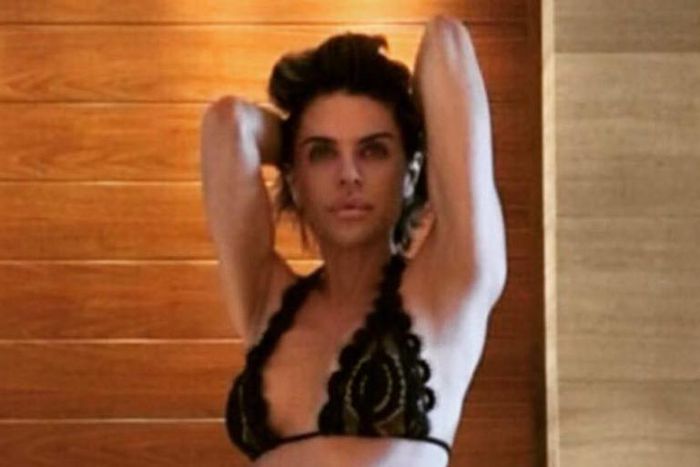 Lisa Rinna Shows Off Abs In New Bikini Pic & Video