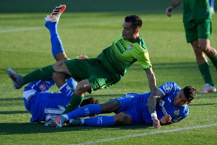 Getafe's Mathias Olivera (right) and Xabier Etxeita (left) challenge Eibar's Brazilian forward Charles during the teams' 1-1 draw on Saturday.