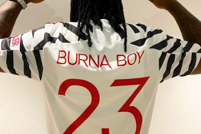 Burna Boy pays tribute to Michael Jordan in new Man United Jersey. (Twitter/BurnaBoy)