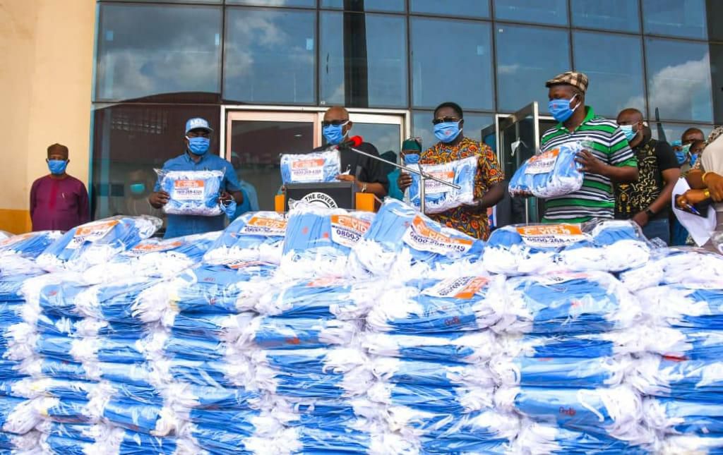 Governor Oluwarotimi Akeredolu commences distribution of locally made face masks to Ondo residents.  [Twitter/@RotimiAkeredolu]
