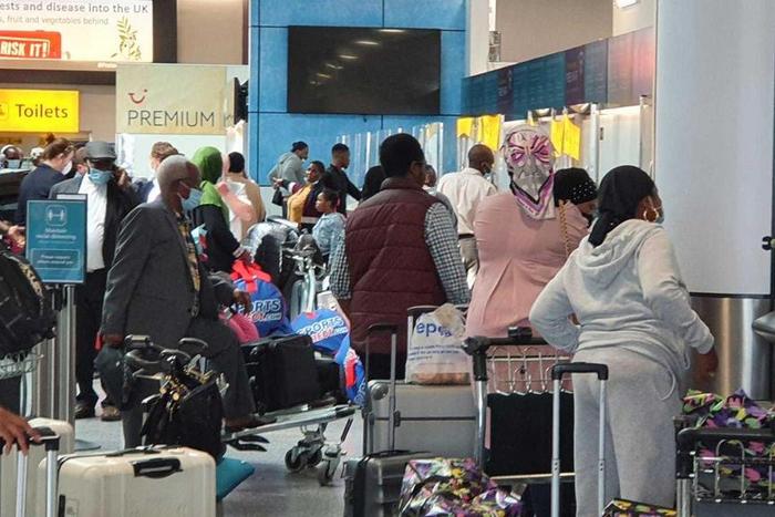 FG evacuates 590 Nigerians from UK, 305 from Dubai. [Twitter/@GeoffreyOnyeama]