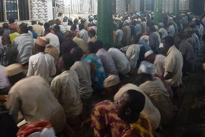 prayer-in-mosque. [cyboknews]
