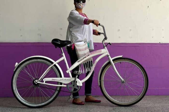 Mexican doctor Yolanda Perez has been given a bicycle by the Biciteka foundation