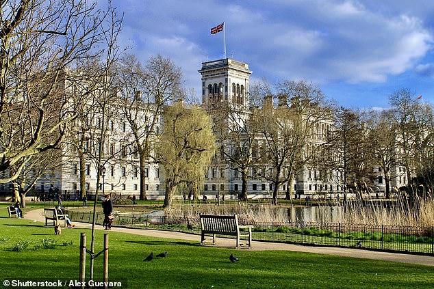 Libidinous couple caught in a 'sexual lockdown' in front of Buckingham palace