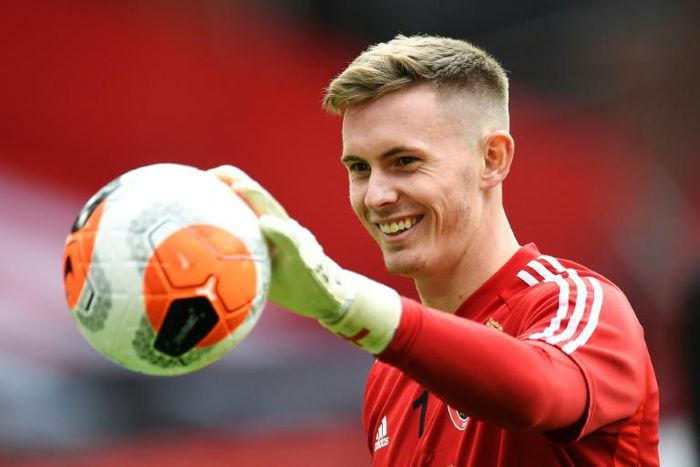 Goalkeeper Dean Henderson has signed a new contract at Manchester United