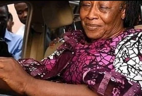The actress could not hold back her tears as she received the gift from her children [KilarigboLive]