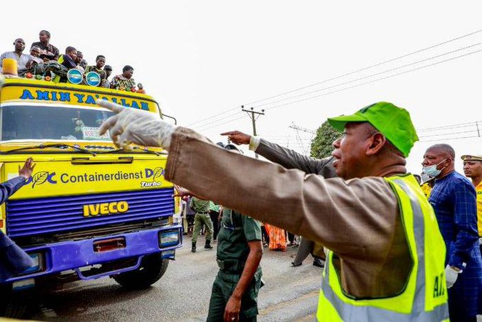 Kano Gov Ganduje on an inspection tour of Kano borders to monitor lockdown compliance on March 30, 2020. (Twitter: @dawisu)