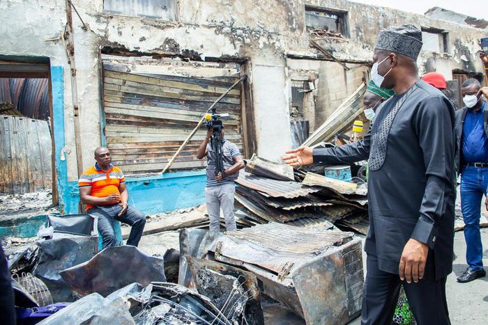 Governor Seyi Makinde visited Dugbe Alawo Market to assess the extent of the damage caused by the fire incident. [Twitter/@seyiamakinde]