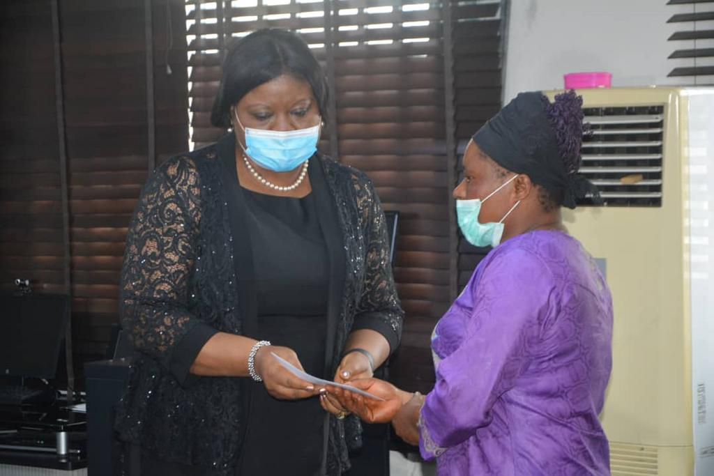 Families of 10 security agents killed by IPOB in Rivers get N200m from Gov Wike. [Twitter/@GovWike]