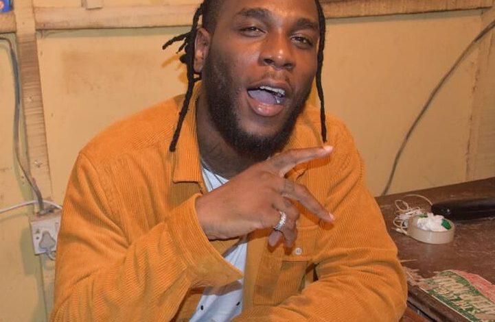 Burna boy wins African Artist of the Year at the Vodafone Ghana Music Awards. (VIBZN)