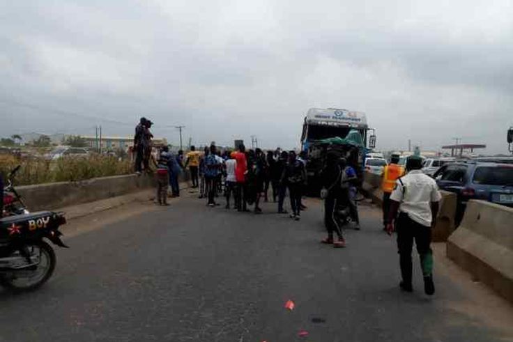 Truck crushes motorcyclist to death on Lagos-Ibadan Expressway. [vanguardngr]