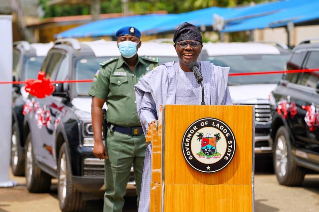 Lagos State Governor, Mr Babajide Sanwo-Olu hands over 51 vehicles, 8 houses to judges.  [Twitter/@jidesanwoolu]