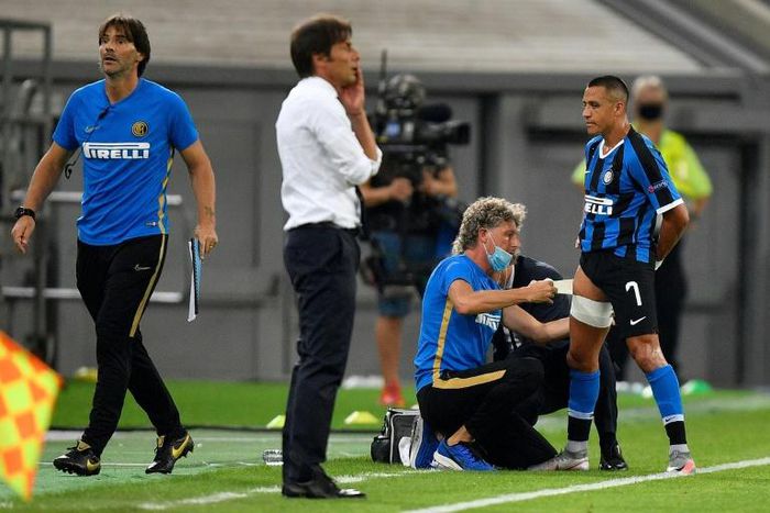 Inter Milan's forward Alexis Sanchez (R) picked up a hamstring injury in the Europa League quarter-finals.