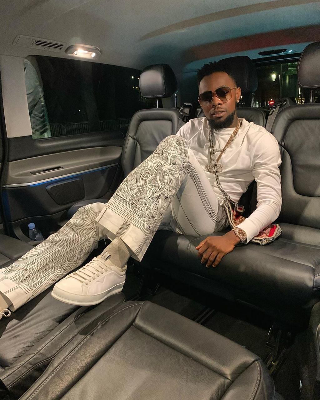 Patoranking has come hard on some of his colleagues who have become famous for giving out money online. [Instagram/PatorankingFire]