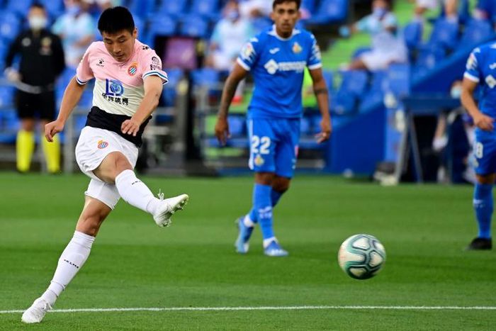 Wu Lei (L) says he intends to stay with Espanyol to help spearhead their bid to bounce back into Spain's top flight next season