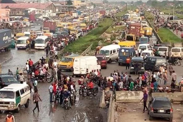 FG completes plan to start palliative work on Lagos-Badagary expressway. (Punch)
