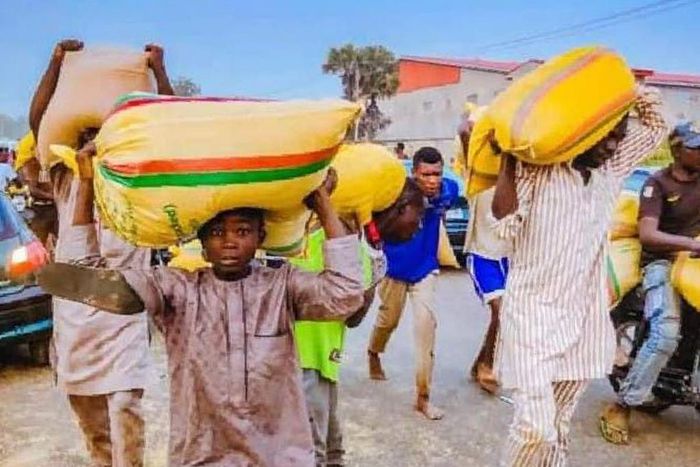 Kaduna youths COVID-19 warehouse in the state to loot food items (Vanguard)
