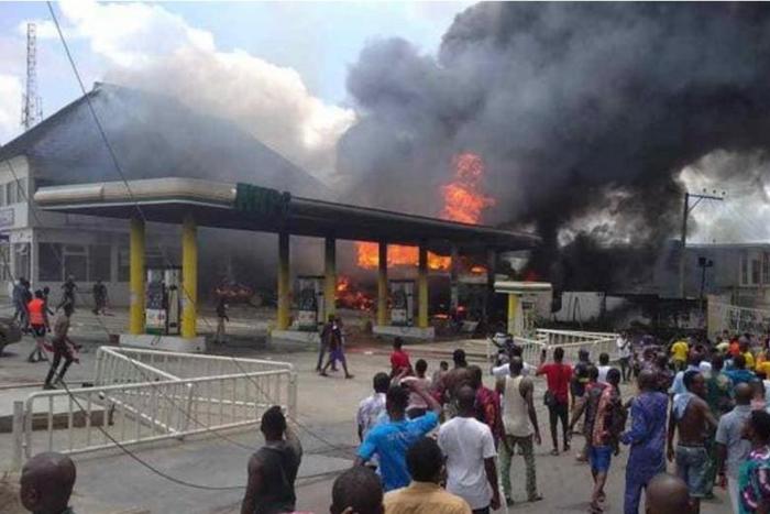 NNPC filling station inferno claims 30 vehicles – LASEMA. [Twitter/@havensagu]