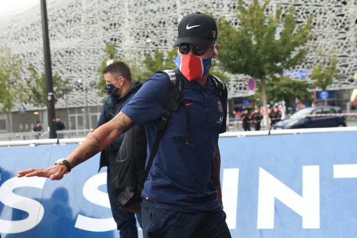 Neymar and the Paris Sain-Germain squad were greeted by club officials and family but no fans as they arrived at the Parc des Princes after returning from Lisbon