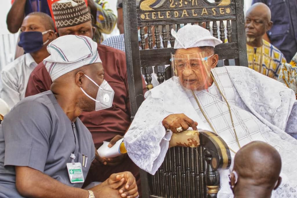 Governor Seyi Makinde and Alaafin Oyo, Oba Lamidi Adeyemi at the flag off ceremony of Akesan market reconstruction in Oyo.  [Twitter/@oyostategovt]