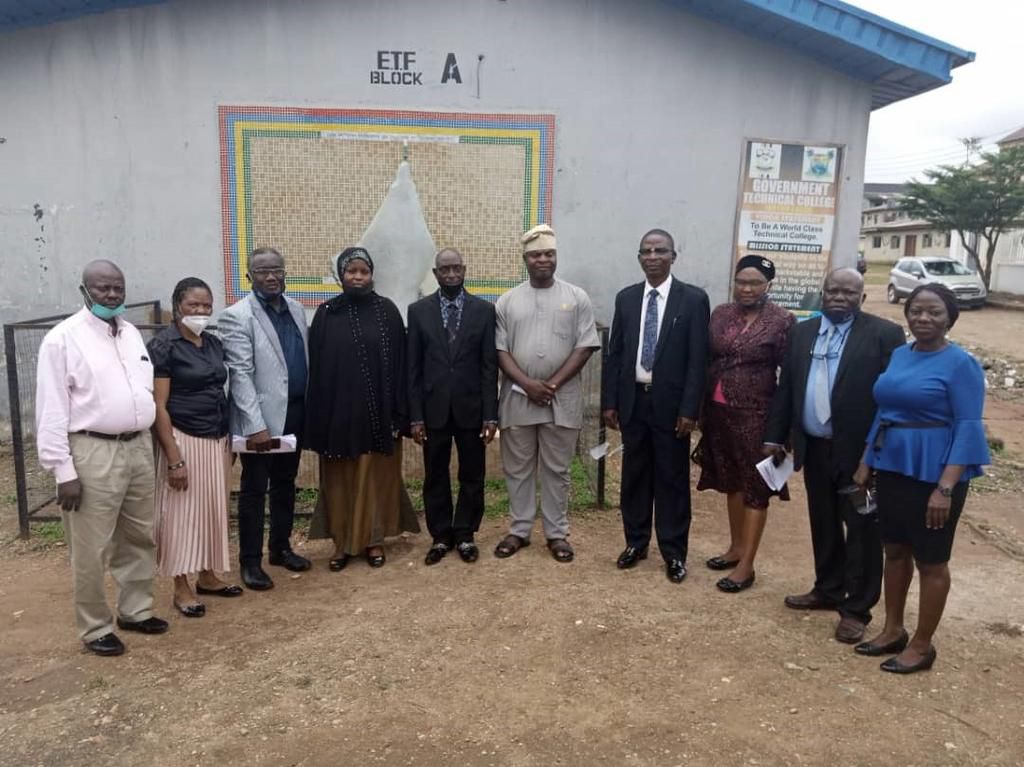Management of Government Technical school Ikotun, Lagos state, after receiving the fund from Drpc representative, Mr Abdulrahman Babatunde Muideen, mni