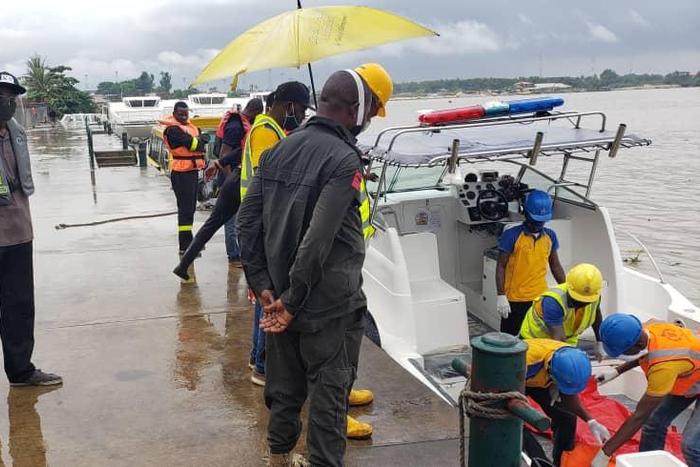 Honourable Commissioner of Transportation, Dr.Frederic Oladeinde, GM LASWA, Mr. Damilola Emmanuel and others at the Ikorodu Jetty monitoring the disembarkation of one of the recovered body of the boat mishap [Twitter/@TalktoLaswa]