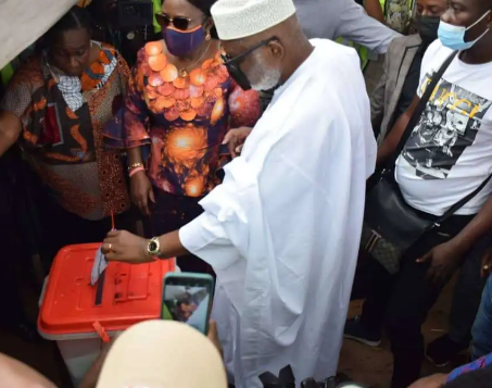 The incumbent governor, Oluwarotimi Akeredolu and his wife cast their vote (The Cable)