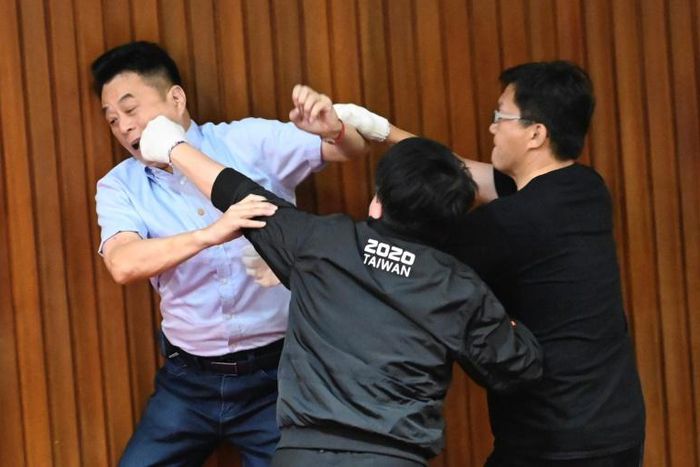 Lu Ming-che of the KMT （left) fights with DPP lawmaker Wu Ping-jui (centre)