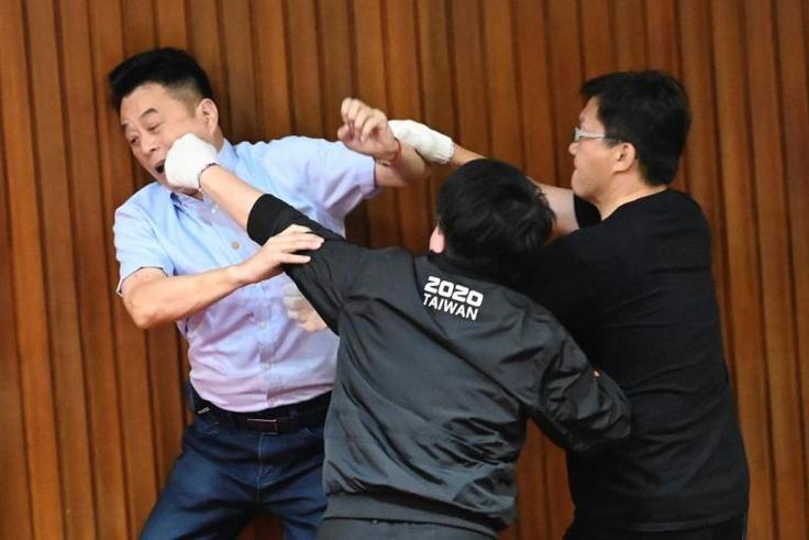 Lu Ming-che of the KMT （left) fights with DPP lawmaker Wu Ping-jui (centre)