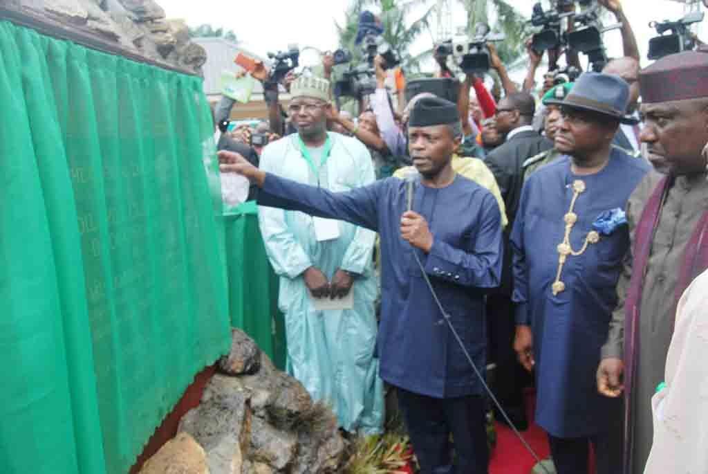 Vice President Yemi Osinbajo launching the clean-up of Ogoniland at Bodo town in Rivers State.