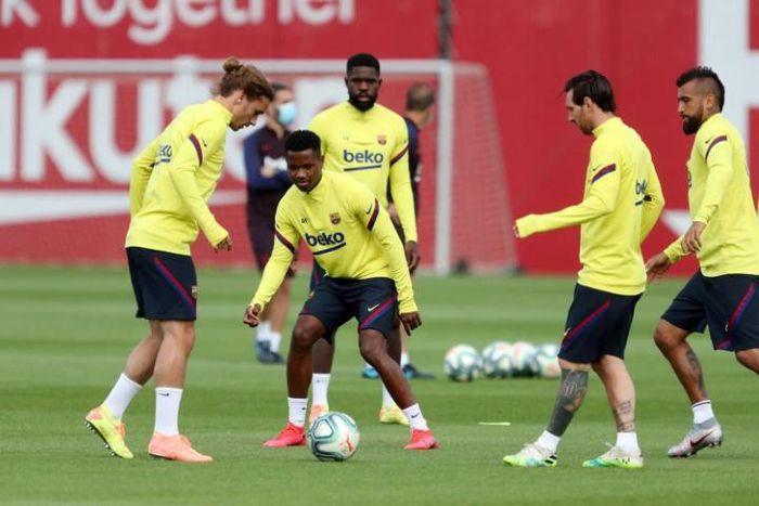 Lionel Messi and Antoine Griezmann take part in a Barcelona training session