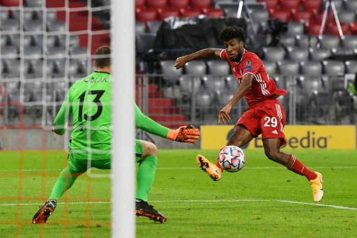 Kingsley Coman (R) scores Bayern Munich's final goal in a 4-0 thumping of Atletico Madrid