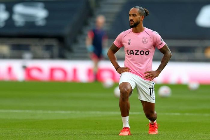 Everton winger Theo Walcott has rejoined Southampton on loan