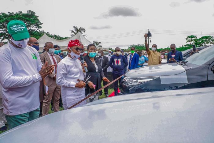 Gov Oyetola presents 13 Jeeps to Osun High Court judges. [Twitter/@GboyegaOyetola]