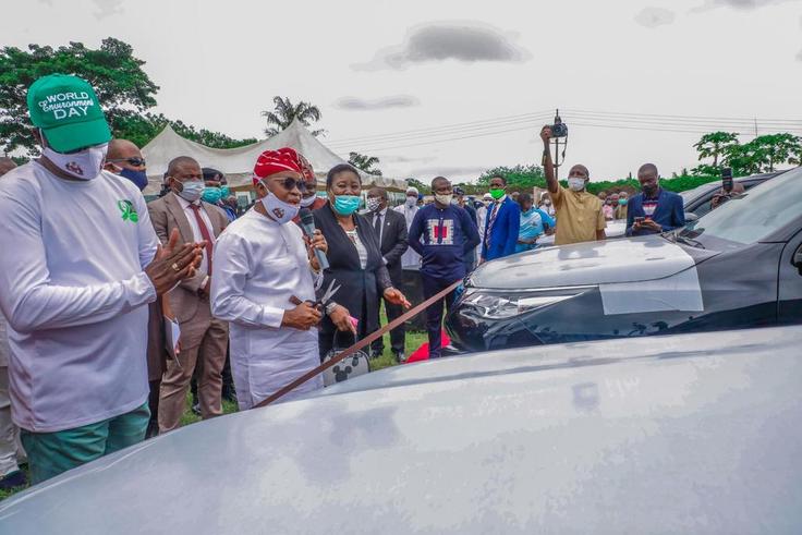 Gov Oyetola presents 13 Jeeps to Osun High Court judges. [Twitter/@GboyegaOyetola]