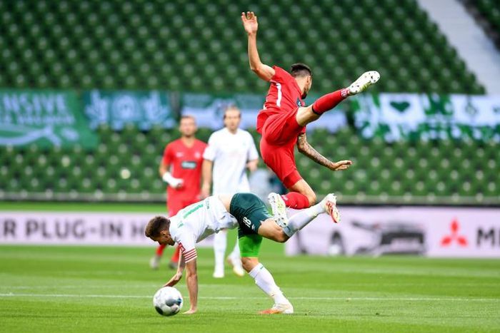Bremen captain Niklas Moisander (L) was sent off late in Thursday's goalless draw against second-tier side Heidenheim