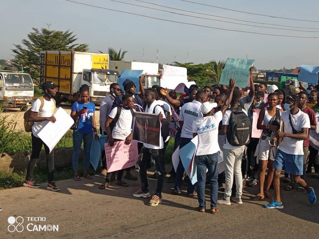 EndSARS protesters take to the streets in Osogbo to demand an end to police brutality and the disbandment of the notorious police Unit. [Twitter/@arowolo_fatai]