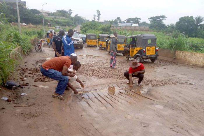 Anambra communities begin patch works on bridge linking Awka North to Awka South. [NAN]