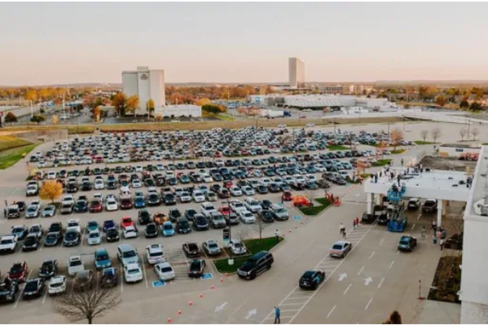 Pastor holds service for rich church members who’re all seated in their luxury cars (video)