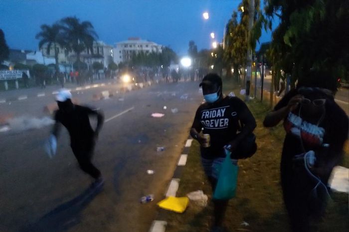 Protesters on the run as police chase them away from the Force Headquarters
