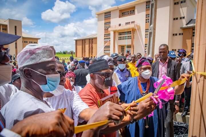 Gov Rotimi Akeredolu commissiones a new administrative building and a radio station for Rufus Giwa Polytechnic, Owo, Ondo State.  (Ondo State Govt)