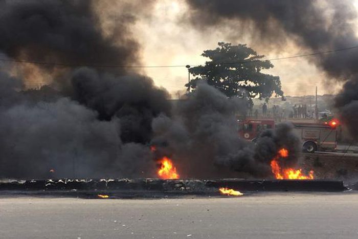 Oil tanker burns on Otedola Bridge, Lagos (Twitter @ng_phenomenal)