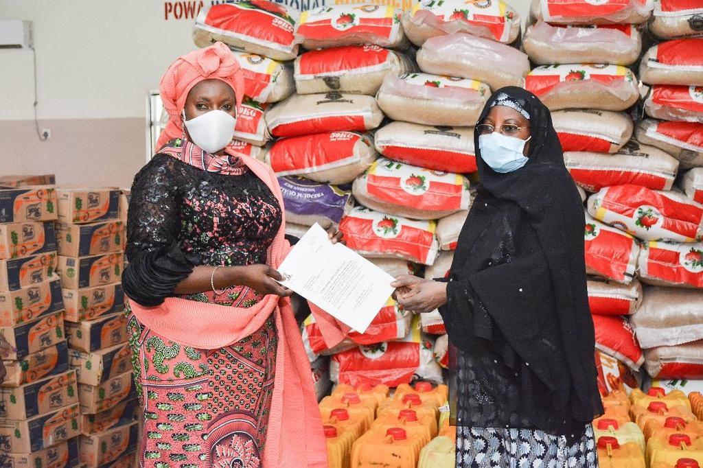 Aisha Buhari donates foods palliative, medical equipment to FMC, women groups. [Twitter/@aishambuhari]