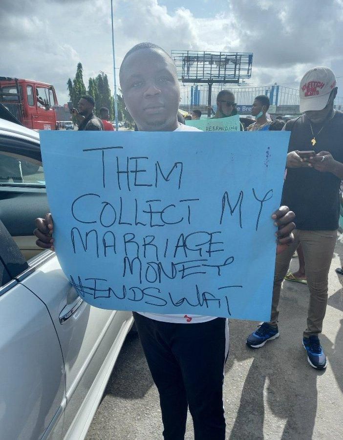“Them collect my marriage money #endswat” – This man has a genuine reason to protest