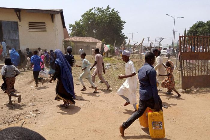 Taraba residents invade COVID-19 palliatives warehouse in Jalingo to loot food items.