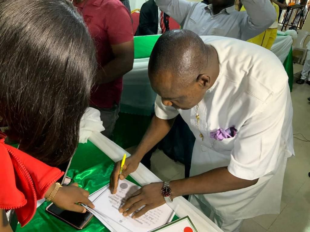 Bayelsa governor-elect, David Lyon, appending his signature on his Certificate of Return issued to him by the Independent National Electoral Commission (INEC). [Twitter/@inecnigeria]