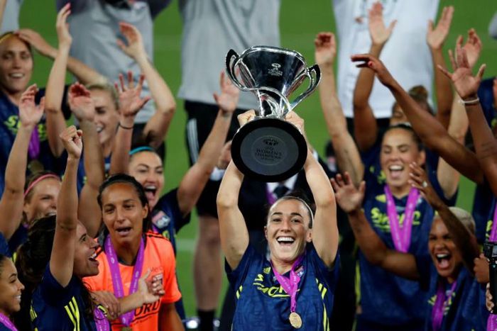 Lucy Bronze lifts the 2020 Women's Champions League trophy