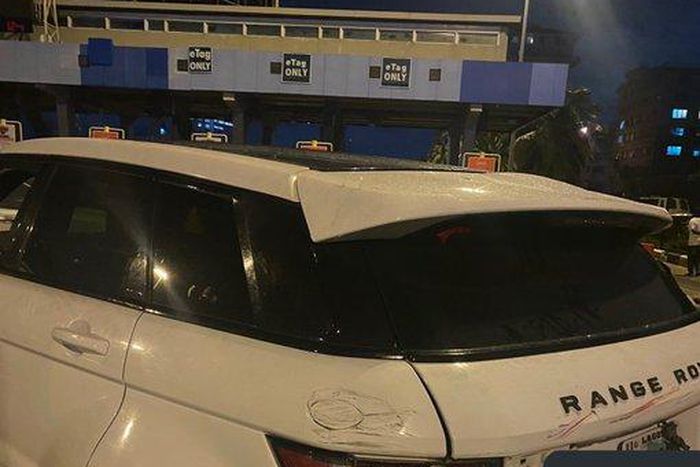 Truck smashes into cars at Lekki toll gate (Tiwtter: @MrAkinbosola)