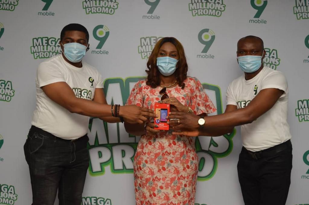 Chukwunonso Obi, 9mobile South-South Retail Sales Manager; Egondu Njoku, smartphone winner and Martin Ojugbeli, 9mobile South-South Head of Region at the ongoing 9mobile Mega Millions Promo prize presentation in Port Harcourt